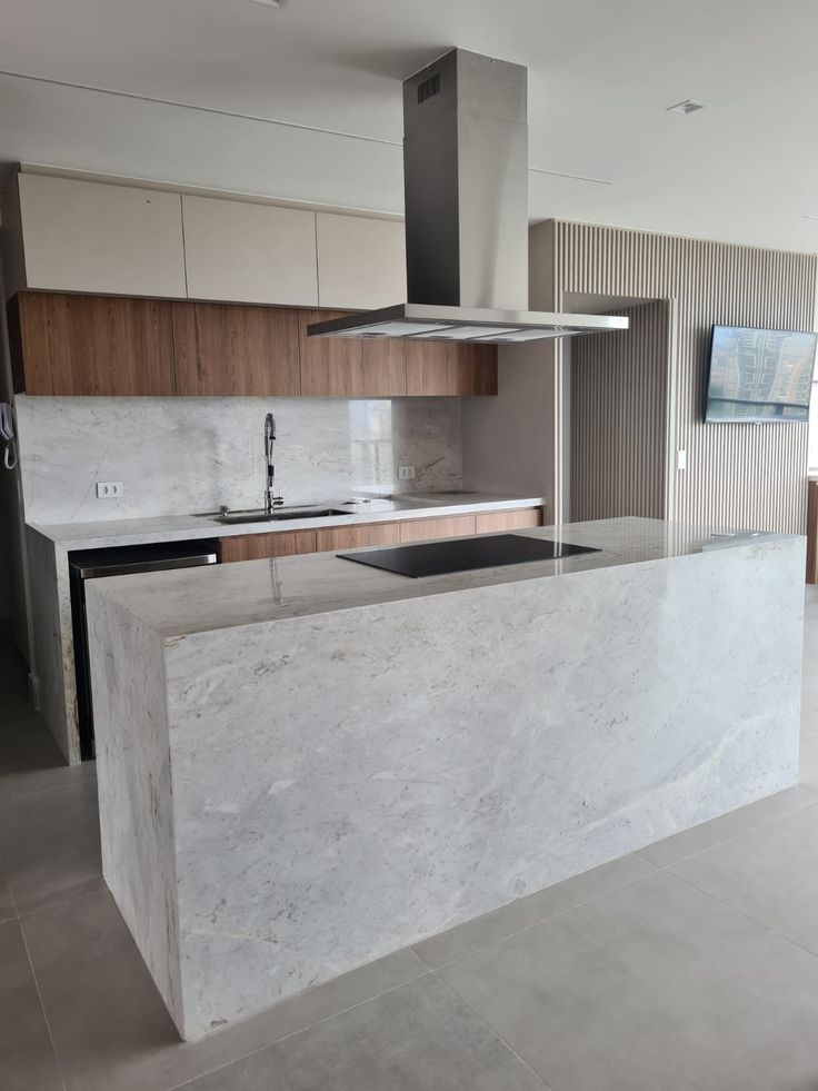 Cozinha com bancada de mármore sob medida